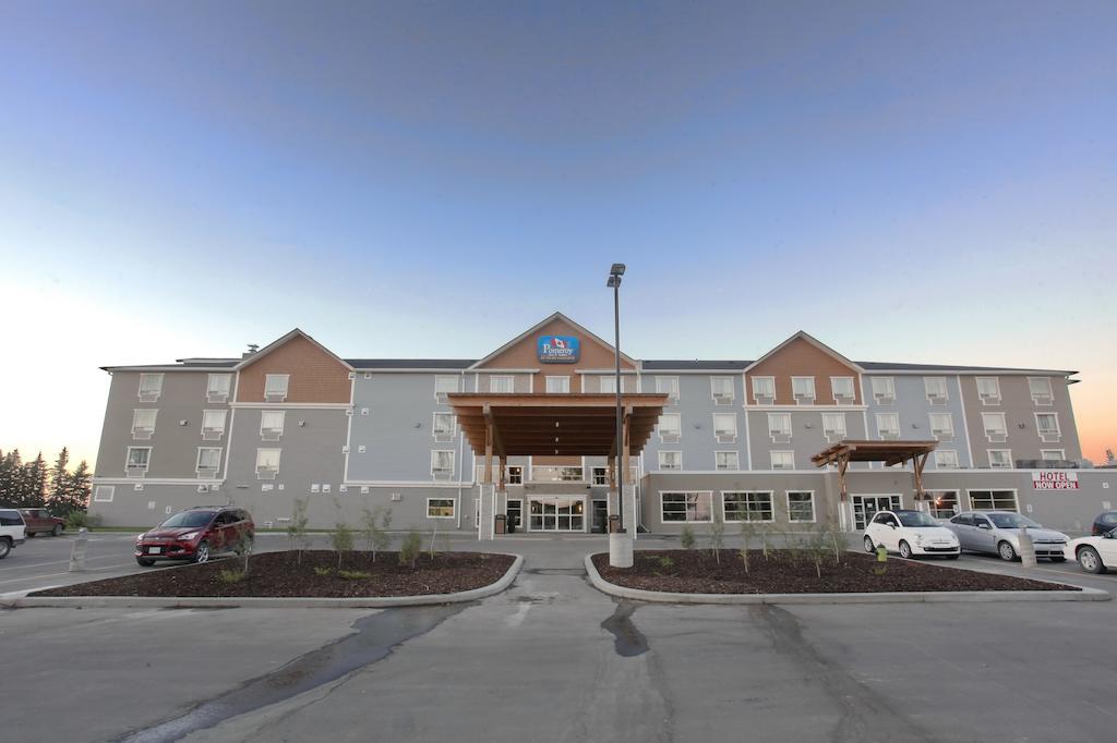 Pomeroy Inn & Suites At Olds College Exterior photo