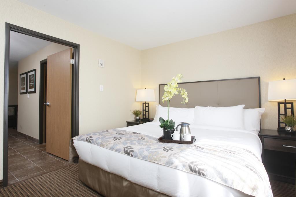 Pomeroy Inn & Suites At Olds College Room photo