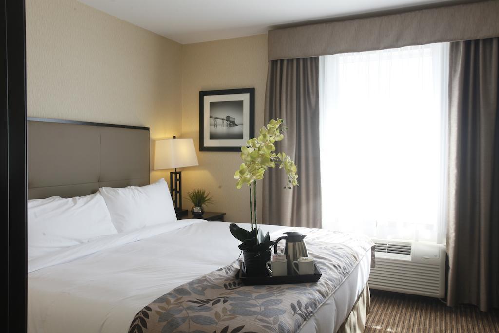 Pomeroy Inn & Suites At Olds College Room photo
