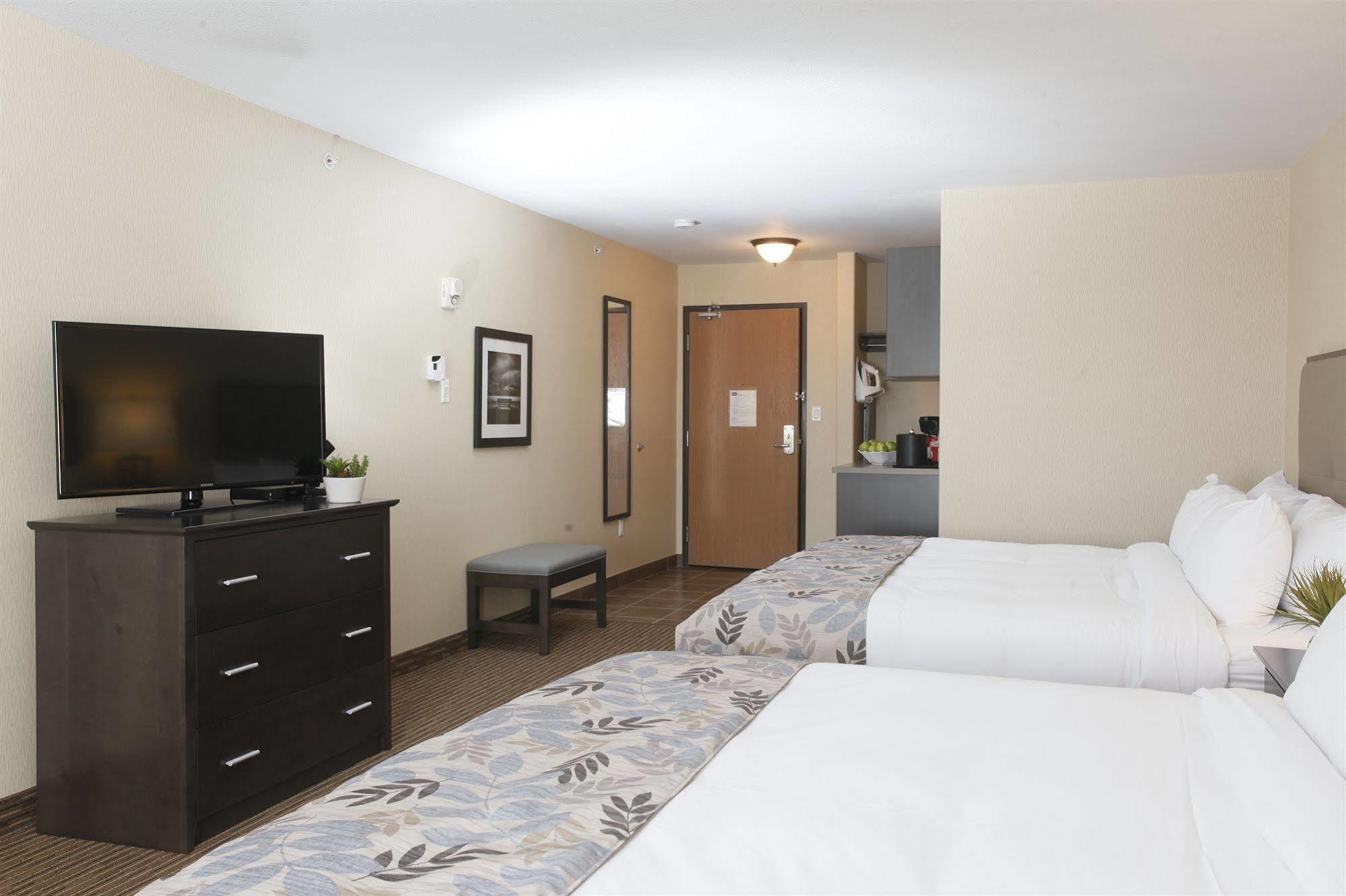 Pomeroy Inn & Suites At Olds College Exterior photo