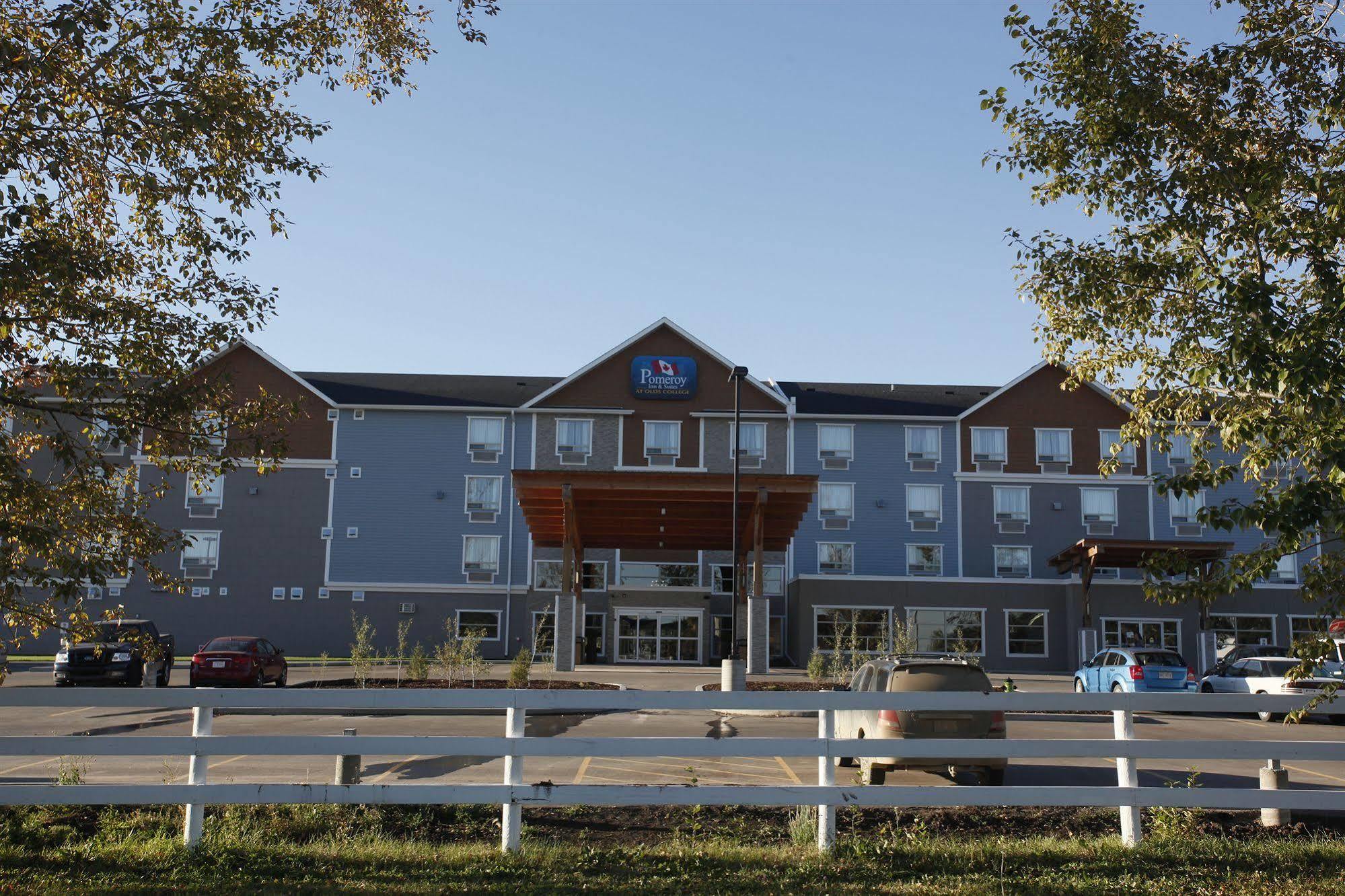 Pomeroy Inn & Suites At Olds College Exterior photo