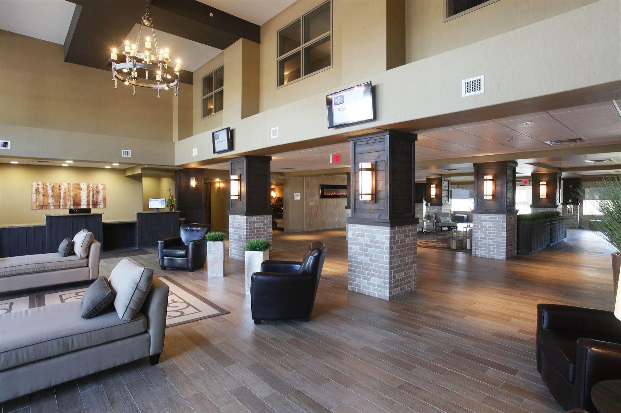 Pomeroy Inn & Suites At Olds College Exterior photo