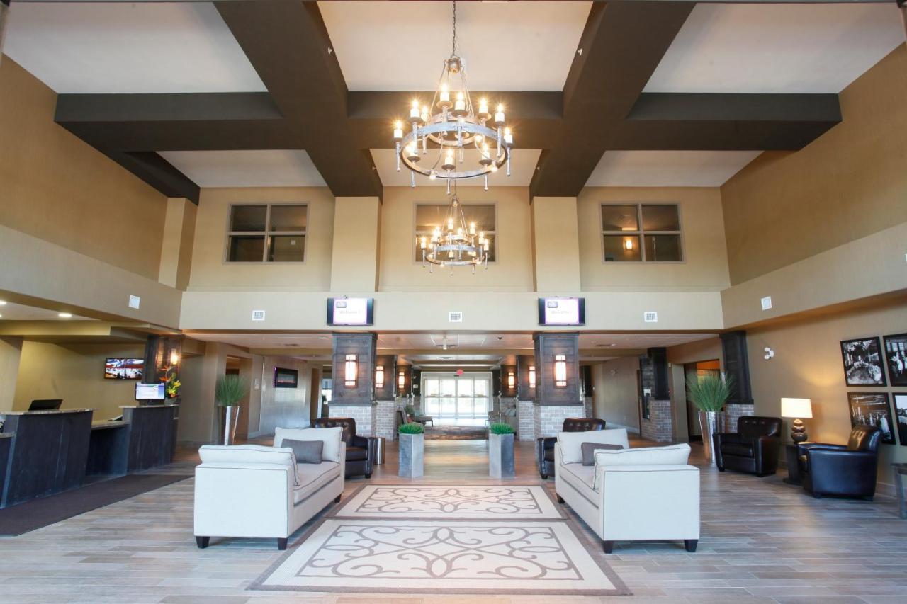 Pomeroy Inn & Suites At Olds College Exterior photo
